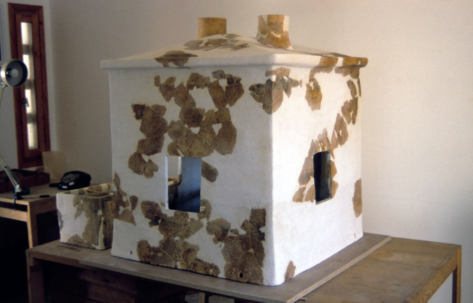 Figure 2. Maquette de maison en argile découverte au Quartier Nu. Cliché J. Driessen ©EfA