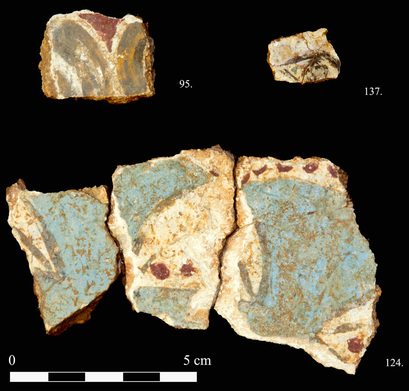 Figure 4. Fragments de fresques issus des niveaux néopalatiaux sous le Quartier Nu. Cliché L. Manousogiannaki ©EfA