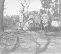 EFA cliché n° N580-147 : Ch. Picard (à droite) entouré de Sénégalais à Lamia, 1917.